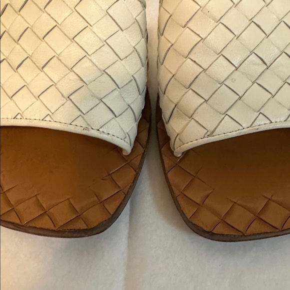 Bottega Veneta Women’s White Intrecciato Nappa Flat Sandals in size 36 - Picture 7 of 7